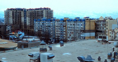Fotowoltaika na płaskim dachu – balast vs montaż