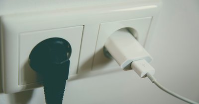 Gniazda elektryczne podwójne: montaż i zastosowanie