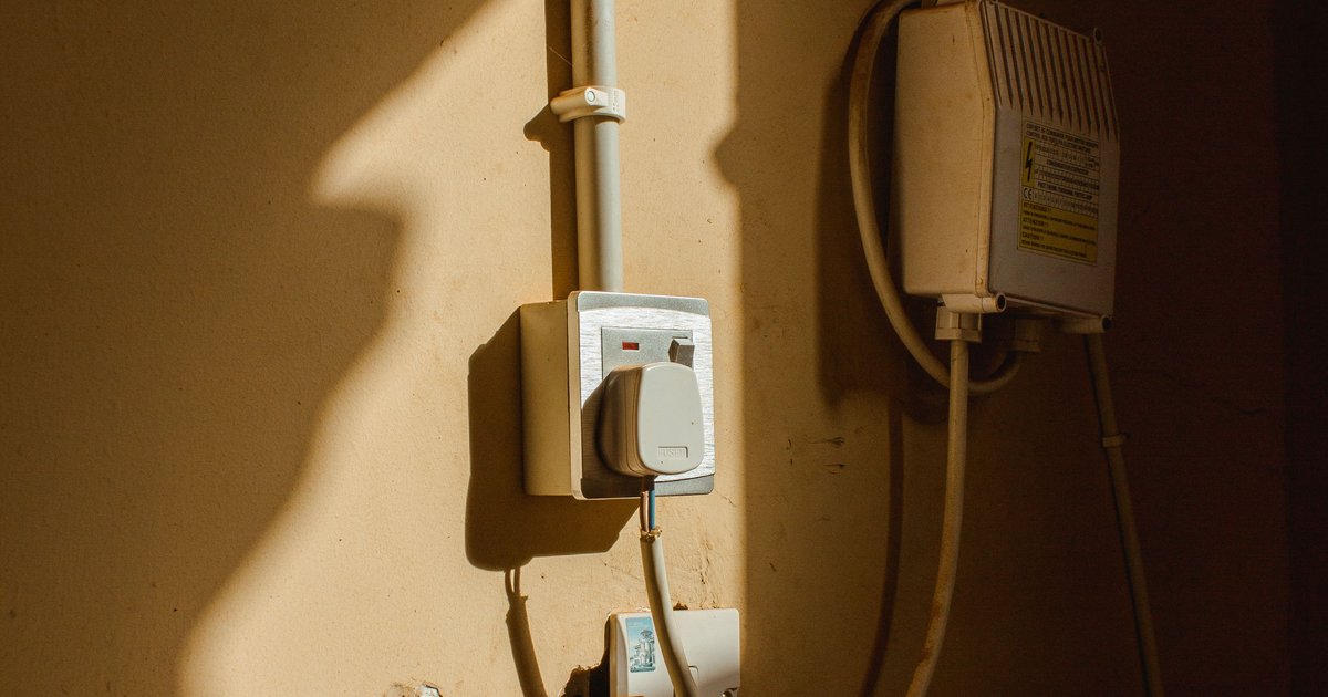 Gniazda elektryczne natynkowe: instalacja i cechy