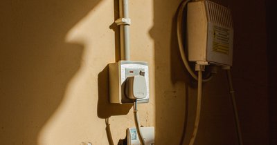 Gniazda elektryczne natynkowe: instalacja i cechy