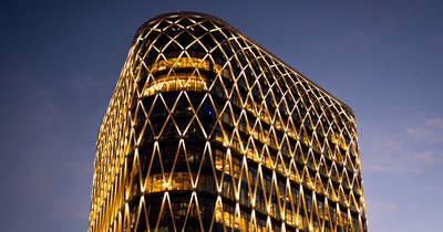 Oświetlenie elewacyjne led: architektura i design
