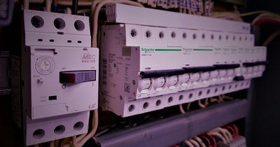 Rozdzielnica elektryczna natynkowa: instalacja i typy