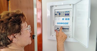 Rozdzielnica elektryczna podtynkowa: ukryta instalacja