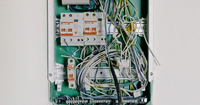 Mała rozdzielnica elektryczna: rozwiązanie dla mieszkania