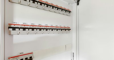 Rozdzielnica elektryczna w domu: wybór i montaż
