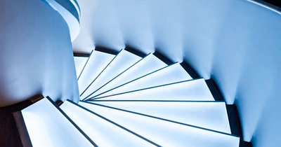 Oświetlenie LED schodów: bezpieczeństwo i styl