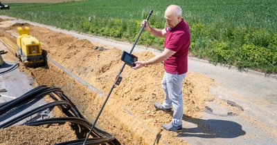 Układanie kabli w ziemi – głębokość, osłony i wymagania techniczne dla linii kablowych nn