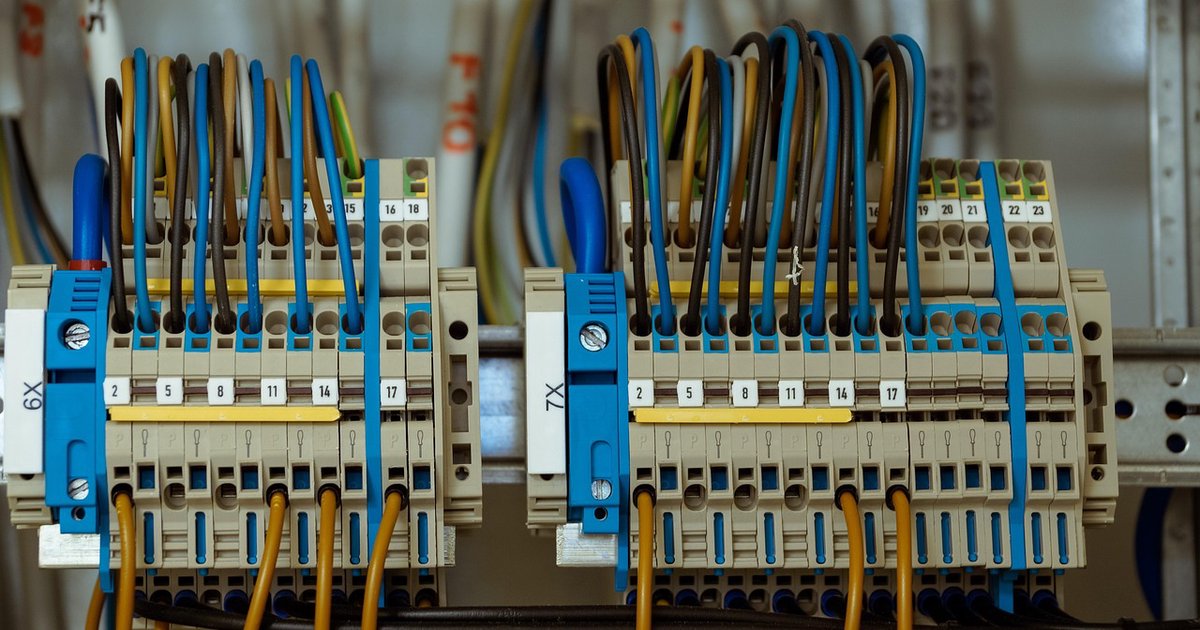 Jak zaprojektować instalację elektryczną w domu pasywnym – specyficzne wymagania i rozwiązania