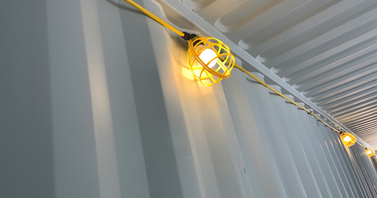 Instalacja elektryczna w kontenerze morskim przerobionymi na dom – poradnik krok po kroku