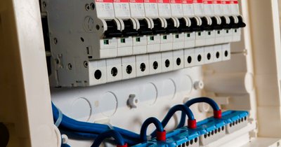 Rozdzielnica trójfazowa w domu – schemat połączeń i równomierne rozłożenie obciążeń na fazy