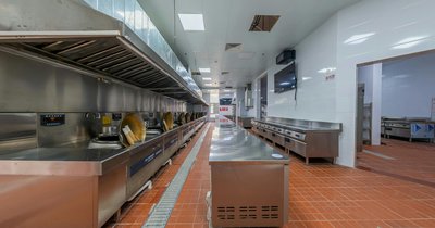 Instalacja elektryczna w kuchni gastronomicznej – obwody siłowe, wentylacja i zabezpieczenia