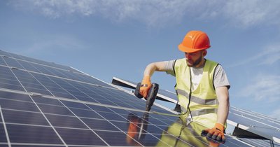 Zabezpieczenia przeciwpożarowe na stronie DC instalacji PV – wyłączniki, bezpieczniki i rozłączniki
