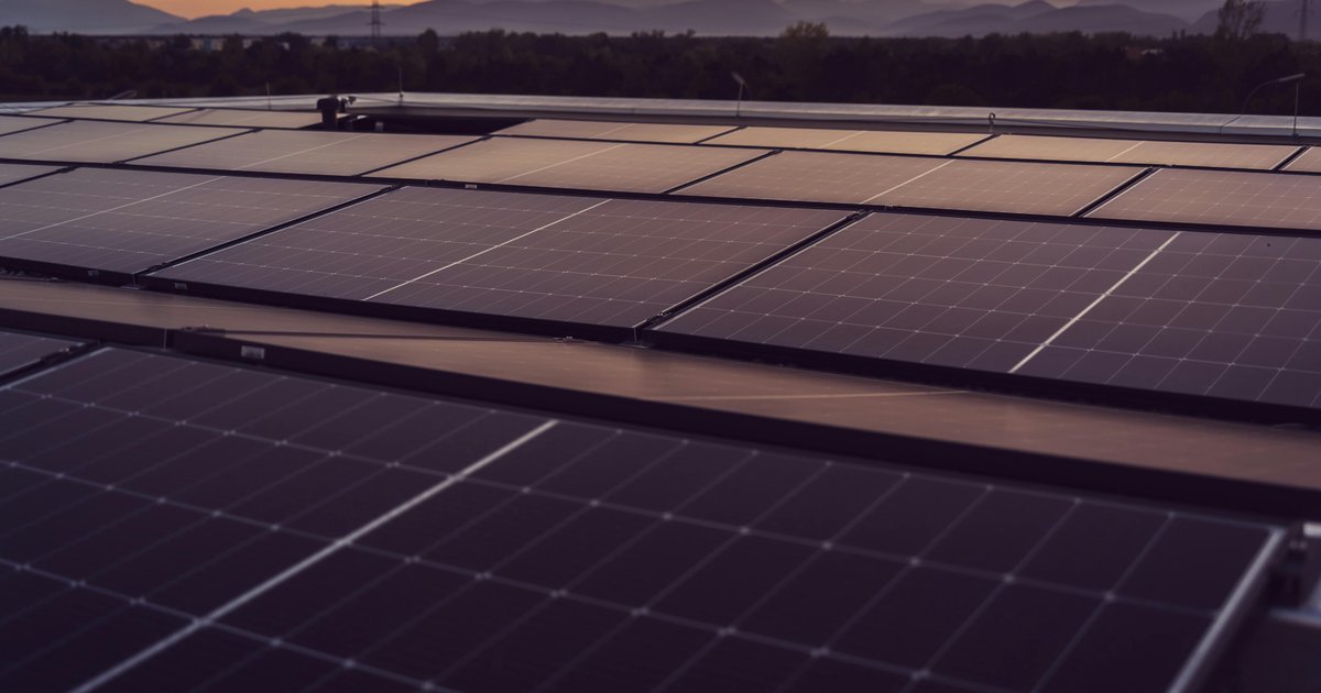 Instalacja PV na dachu z blachy na rąbek stojący – systemy mocowań i najlepsze praktyki montażowe