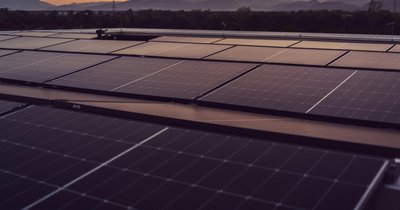 Instalacja PV na dachu z blachy na rąbek stojący – systemy mocowań i najlepsze praktyki montażowe
