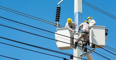 Zasady bezpieczeństwa przy pracy pod napięciem do 1 kV – procedury, wyposażenie i wymagane szkolenia