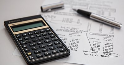 Polisa OC a ubezpieczenie od odpowiedzialności produktowej dla firm elektroinstalacyjnych – różnice i wybór