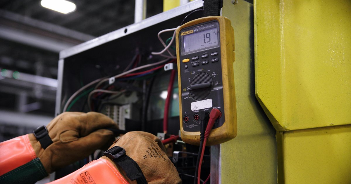 Wymagania normy PN-EN 50110 dotyczące eksploatacji urządzeń elektrycznych – obowiązki pracodawcy i pracownika