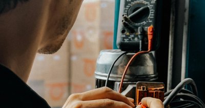 Detektory napięcia bezdotykowe – porównanie Fluke, Weidmüller i Benning do codziennej pracy elektryka