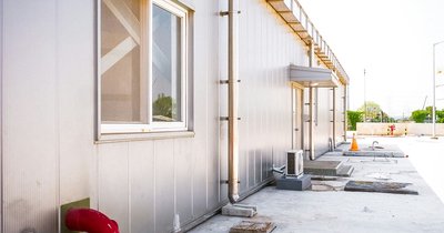 Instalacja elektryczna w budynku modułowym prefabrykowanym – specyfika połączeń i wymagania techniczne
