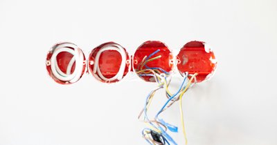 Jak zaprojektować instalację elektryczną w domu z keramzytu – trasy kablowe i mocowania w ścianach pustakowych