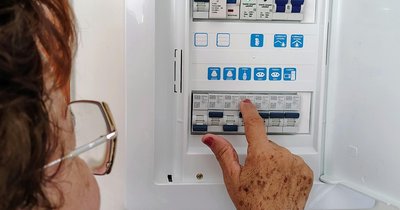 Równoległe zasilanie domu z sieci, PV i agregatu – projektowanie automatyki SZR w instalacji domowej