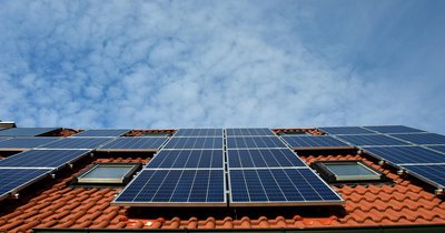 Instalacja PV na dachu ceramicznym – systemy haków i szyn montażowych bez naruszania szczelności pokrycia