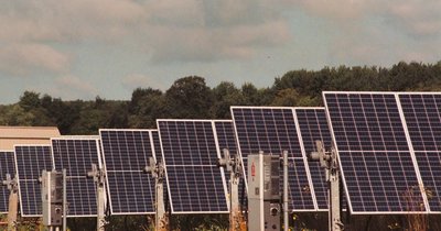 Systemy śledzenia słońca (trackery) w instalacjach naziemnych – czy opłacają się w polskim klimacie?