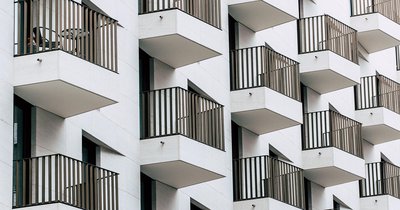 Nowe przepisy dotyczące obowiązkowych przeglądów instalacji elektrycznej w budynkach wielorodzinnych 2026