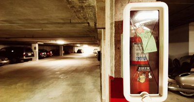 Wymagania przeciwpożarowe dla instalacji elektrycznych w garażach podziemnych – przepisy i rozwiązania 2026