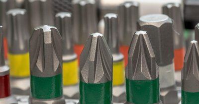 Wkrętaki izolowane VDE – porównanie zestawów Wera, Wiha, Knipex i Felo do pracy pod napięciem