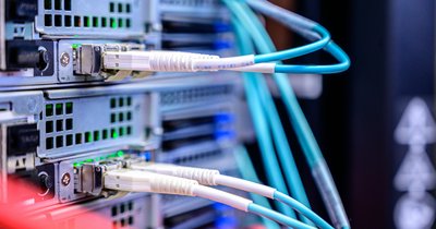 Kable FTP i UTP w instalacjach elektrycznych – kiedy stosować ekranowanie w okablowaniu strukturalnym