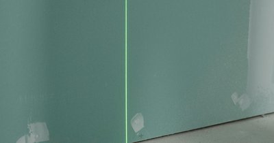 Poziomice laserowe i dalmierze dla elektryka – jak precyzyjnie wyznaczać trasy kablowe i pozycje osprzętu