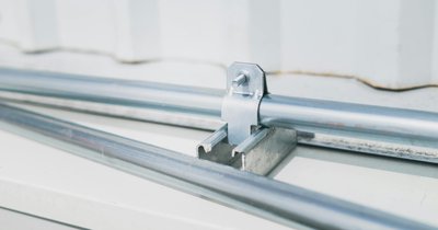 Systemy mocowań kablowych odpornych na ogień – obejmy E30/E90 i ich prawidłowy montaż wg norm