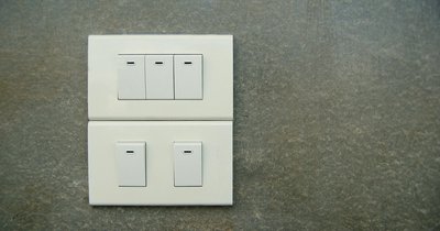 Osprzęt elektroinstalacyjny designerski – porównanie serii premium Gira Esprit, Jung LS i Berker R.3 w 2026