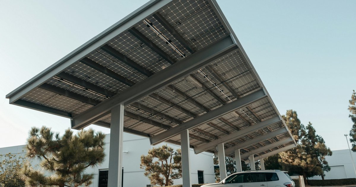 Carport fotowoltaiczny – zadaszenie parkingu i ładowarka EV