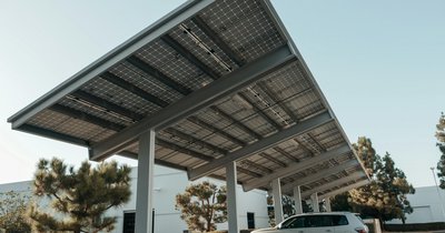 Carport fotowoltaiczny – zadaszenie parkingu i ładowarka EV