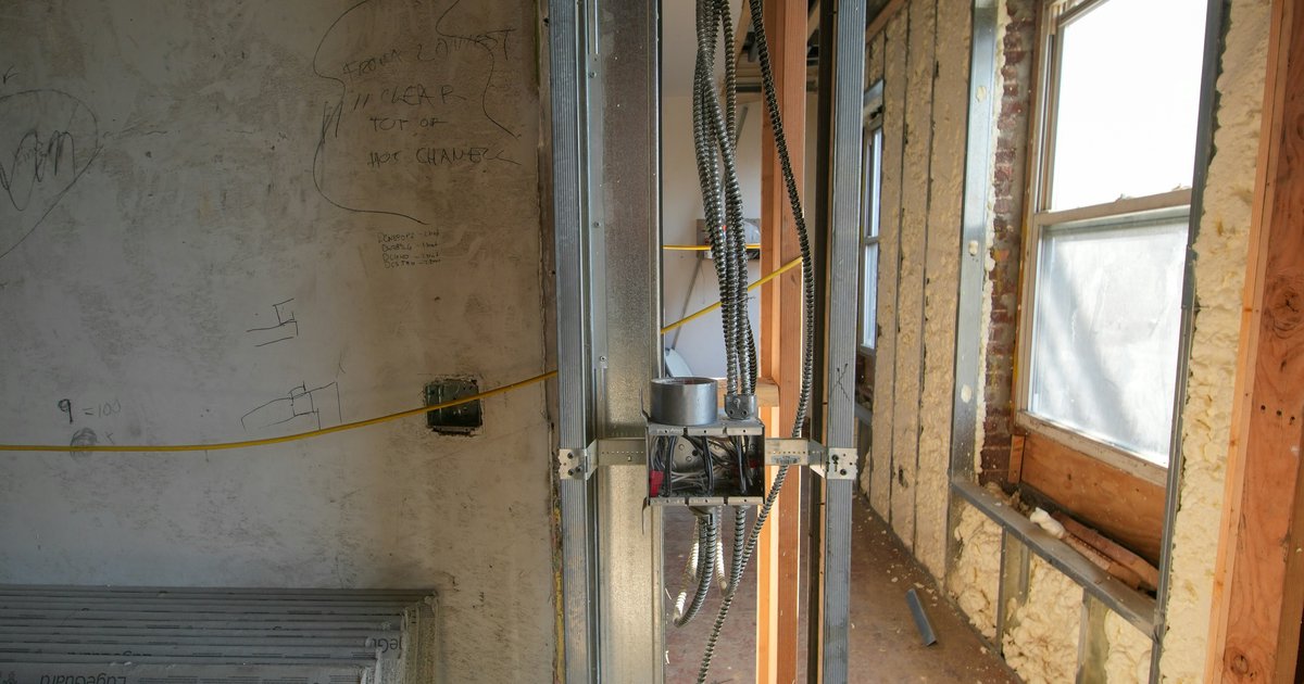 Wymiana starej instalacji elektrycznej w domu z lat 80. – co musisz wiedzieć przed remontem?