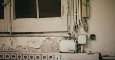 Wymiana instalacji w mieszkaniu z lat 90. – etapy