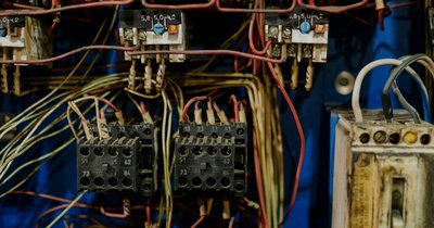Najczęstsze błędy przy montażu rozdzielnic elektrycznych i jak ich unikać