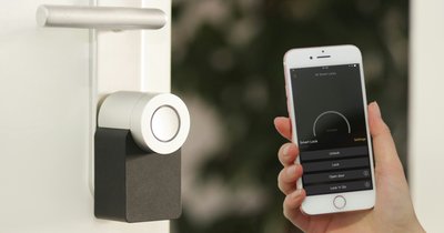 Rolety i bramy sterowane smartfonem – integracja napędów z systemem automatyki domowej